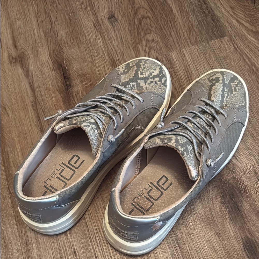 Aetrex Silver and Cream Sneakers